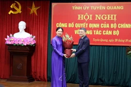 Trưởng Ban Tổ chức Trung ương Lê Minh Hưng trao Quyết định của Bộ Chính trị điều động, chỉ định đồng chí Hà Thị Nga tham gia Ban Chấp hành, Ban Thường vụ và giữ chức vụ Bí thư Tỉnh ủy Tuyên Quang nhiệm kỳ 2020-2025. (Ảnh: Quang Cường/TTXVN)