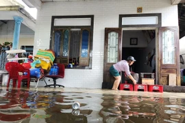 Người dân tại Thừa Thiên-Huế kê cao đồ đạc tránh nước lụt. (Ảnh: Mai Trang/TTXVN)