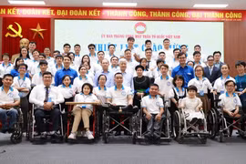 Chủ tịch Ủy ban Trung ương MTTQ Việt Nam Đỗ Văn Chiến cùng các thanh niên khuyết tật tiêu biểu. (Ảnh: Vân Chi/TTXVN phát)