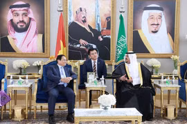 Quan chức Saudi Arabia đón Thủ tướng Phạm Minh Chính và Phu nhân tại Sân bay quốc tế King Khalid, thủ đô Riyadh. (Ảnh: Dương Giang/TTXVN)