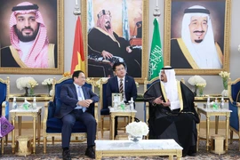 Quan chức Saudi Arabia đón Thủ tướng Phạm Minh Chính và Phu nhân tại Sân bay quốc tế King Khalid, thủ đô Riyadh. (Ảnh: Dương Giang/TTXVN)
