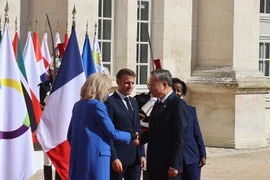 Tổng thống Cộng hòa Pháp Emmanuel Macron và Tổng Thư ký Pháp ngữ Louise Mushikiwabo đón Tổng Bí thư, Chủ tịch nước Tô Lâm. (Ảnh: Trí Dũng/TTXVN)