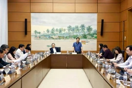 Đoàn đại biểu Quốc hội các tỉnh Hậu Giang, Bắc Ninh, Đắk Lắk và Hậu Giang thảo luận ở tổ. (Ảnh: Doãn Tấn/TTXVN)