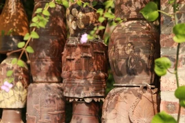 Gốm Hương Canh (Vĩnh Phúc) từ lâu đã được biết đến là loại gốm chống nước thẩm thấu, ngăn được ánh sáng, giữ được bền hương vị của những thứ đựng bên trong. (Ảnh: PV/Vietnam+)