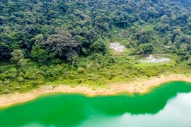 Du khách ghé thăm Cao Bằng nhất định phải ghé hồ Thang Hen. Nơi đây cảnh sắc hữu tình và được mệnh danh là 'Tuyệt tình cốc' của vùng Cao Bằng. (Ảnh: Chí Hiếu/Vietnam+)