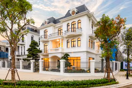 Biệt thự mẫu Vinhomes Star City nằm trên đường Hoa Hồng 15 – thuộc phân khu Hoa Hồng. 