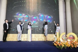 Ban tổ chức thực hiện nghi thức khởi động chương trình “Thành phố Hồ Chí Minh-100 điều thú vị” năm 2022. (Ảnh: Mỹ Phương /TTXVN)