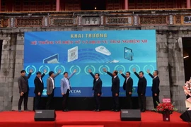 Các đại biểu ấn nút Khai trương hệ thống vé điện tử và dịch vụ trải nghiệm thực tế ảo XR. (Ảnh: Đỗ Trưởng/TTXVN)
