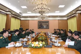 Thượng tướng Lê Huy Vịnh tiếp Chánh Văn phòng Bộ Quốc phòng Lào Saichay Kommasith. (Ảnh: Hồng Pha/TTXVN phát)