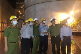 Giám đốc Công an tỉnh Hà Tĩnh, Thượng tá Nguyễn Hồng Phong (thứ hai từ phải qua) có mặt tại hiện trường vụ nổ. (Ảnh: TTXVN phát)