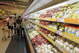 Khách hàng mua sắm hàng hóa tại Siêu thị Aeon Long Biên, Hà Nội. (Ảnh: Trần Việt/TTXVN)