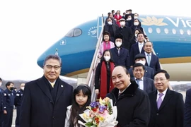 [Photo] Chủ tịch nước Nguyễn Xuân Phúc tới Hàn Quốc