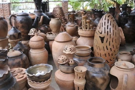 Các sản phẩm gốm Chăm Bàu Trúc đa dạng về mẫu mã và chủng loại. (Ảnh: Nguyễn Thành/TTXVN)