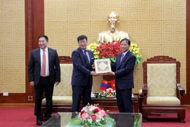 Chủ tịch UBND tỉnh Hòa Bình Bùi Văn Khánh tặng quà lưu niệm cho Đoàn công tác. (Ảnh: Vũ Hà/TTXVN)