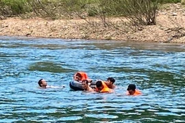 Lực lượng chức năng phối hợp tìm kiếm nạn nhân mất tích. (Ảnh: TTXVN phát)