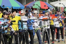 Các cung thủ nữ tranh tài ở nội dung 3m cá nhân, Cung một dây. (Ảnh: Trung Kiên/TTXVN)