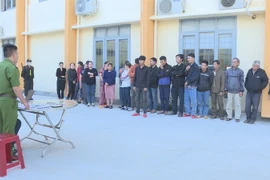 Các đối tượng trong đường dây đánh bạc bị cơ quan Công an triệu tập. (Ảnh: TTXVN Phát)