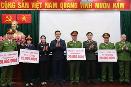 Phó Chủ tịch Thường trực UBND tỉnh Bắc Ninh Vương Quốc Tuấn (thứ 3 từ trái) trao thưởng cho các tập thể xuất sắc trong công tác điều tra, phá án. (Ảnh: Thái Hùng/TTXVN)