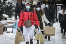 Người dân mua sắm tại Vancouver, tỉnh British Columbia của Canada. (Ảnh: THX/TTXVN)