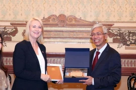 Ông Võ Văn Hoan, Phó Chủ tịch UBND Thành phố Hồ Chí Minh và bà Nicole Manison, Phó Thủ hiến Vùng lãnh thổ Bắc Australia (Australia), trao đổi quà lưu niệm. (Ảnh: Xuân Khu/TTXVN)