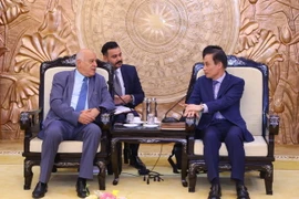 Trưởng Ban Đối ngoại Trung ương Lê Hoài Trung tiếp Thường trực Ban Bí thư Đảng Phong trào Giải phóng Dân tộc Palestine Jibril Alrjoub. (Ảnh: Văn Điệp/TTXVN)