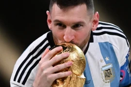 Giây phút cầu thủ vĩ đại nhất trong lịch sử Lionel Messi được hôn lên Cup vô địch World Cup 2022. (Ảnh: AFP/TTXVN)