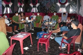 Lực lượng công an kiểm tra tại hiện trường. (Ảnh: TTXVN phát)