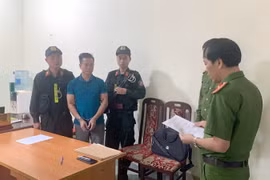 Cơ quan Cảnh sát điều tra Công an tỉnh Điện Biên đọc các Quyết định khởi tố bị can, lệnh bắt bị can để tạm giam đối với Trần Duy Tuấn. (Ảnh: TTXVN phát)