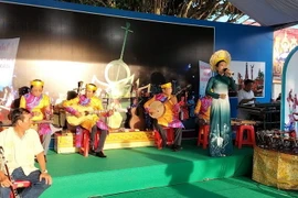Các nghệ sỹ, nghệ nhân biểu diễn tại Không gian Hội tụ tinh hoa Di sản văn hóa phi vật thể đại diện các vùng, miền tại Bạc Liêu năm 2022. (Ảnh: Nhật Bình/TTXVN)