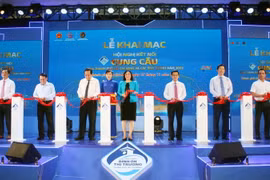 Các đại biểu thực hiện nghi thức khai mạc. (Ảnh: Mỹ Phương/TTXVN)