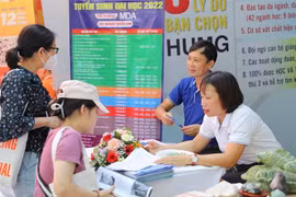 Thí sinh đăng ký nguyện vọng xét tuyển đại học. (Ảnh: Thanh Tùng/TTXVN)