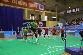 Các đội tranh tài quyết liệt. (Ảnh: Trịnh Duy Hưng/TTXVN) 