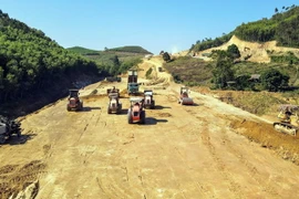 Thi công tuyến đường cao tốc Nội Bài-Lào Cai. (Ảnh: Vũ Quang/TTXVN)
