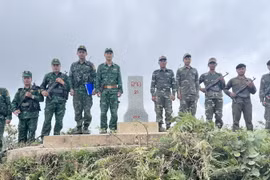Đồn Biên phòng Mường Nhé, Bộ đội biên phòng tỉnh Điện Biên (Việt Nam) và Đại đội 117, Bộ Chỉ huy quân sự tỉnh Phong Sa Lỳ (Lào) tuần tra cột mốc 21. (Ảnh: TTXVN phát)