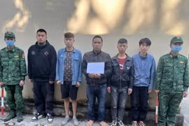 Các đối tượng có quốc tịch nước ngoài nhập cảnh trái phép vào Việt Nam bị Đồn Biên phòng Ngọc Côn thuộc Bộ đội Biên phòng tỉnh Cao Bằng phát hiện. (Ảnh: TTXVN phát)