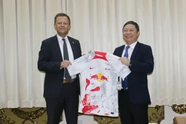 Ông Torsten Bonew, Phó Thị trưởng thứ nhất thành phố Leipzig của Đức tặng áo các tuyển thủ thành phố Leipzig cho Phó Chủ tịch Ủy ban Nhân dân Thành phố Hồ Chí Minh Dương Anh Đức. (Ảnh: Thanh Vũ/TTVXN)