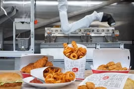 Miso Robotics đã hợp tác với một số nhà hàng ăn nhanh như Jack in the Box. (Nguồn: Miso Robotics)