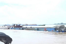 Chiếc xà lan vận chuyển cát bị bắt. (Ảnh: TTXVN phát)