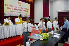 Đại biểu bỏ phiếu miễn nhiệm chức vụ Chủ tịch UBND tỉnh nhiệm kỳ 2021-2026 đối với ông Lê Tuấn Phong. (Ảnh: Nguyễn Thanh/TTXVN)