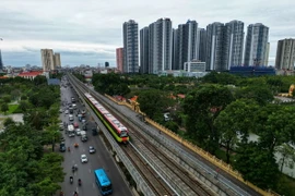 Tàu điện Metro Nhổn-ga Hà Nội chạy qua phố Hồ Tùng Mậu. (Ảnh: Tuấn Anh/TTXVN)