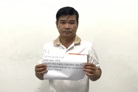 Đối tượng Trần Quốc Lập (48 tuổi, quê tỉnh Bến Tre) bị tạm giữ để điều tra về hành vi lừa đảo chiếm đoạt tài sản với thủ đoạn giả danh Thượng tá Công an. (Ảnh: TTXVN phát)