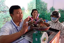 Cua Cà Mau tiêu thụ mạnh tại hội chợ. (Ảnh: Kim Há/TXVN)
