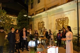 Khách tham quan trải nghiệm Tour du lịch văn học "chữ Tâm chữ Tài." (Nguồn: báo Quân đội Nhân dân)