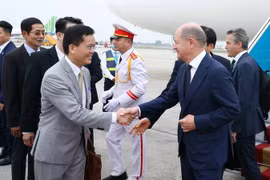 Lễ đón Thủ tướng Cộng hòa Liên bang Đức Olaf Scholz tại sân bay Quốc tế Nội Bài, Hà Nội. (Ảnh: Phạm Kiên/TTXVN)