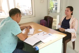 Đối tượng Nguyễn Thị Thúy Vi tại cơ quan Công an. (Ảnh: TTXVN phát)
