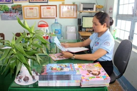 Cô giáo Trần Thị Hiệp Mai soạn giáo án chuẩn bị lên lớp. (Ảnh: Hồng Hiếu/TTXVN)