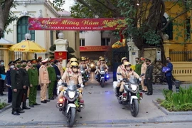 Lực lượng CSGT Công an thành phố Hà Nội ra quân bảo đảm trật tự, an toàn giao thông dịp đầu xuân Nhâm Dần 2022. (Ảnh: Phạm Kiên/TTXVN)