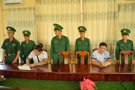 Hai đối tượng bị bắt tạm giam. (Ảnh: TTXVN phát)