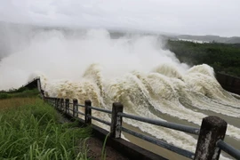 Mưa lớn lượng nước về hồ nhiều thủy điện Sông Hinh, tỉnh Phú Yên, điều tiết nước qua tràn lưu. (Ảnh: Phạm Cường/TTXVN)