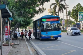 Tuyến xe buýt hoạt động đón và trả khách tại đường Nguyễn Tất Thành, thành phố Vĩnh Yên. (Ảnh: Nguyễn Trọng Lịch/TTXVN)